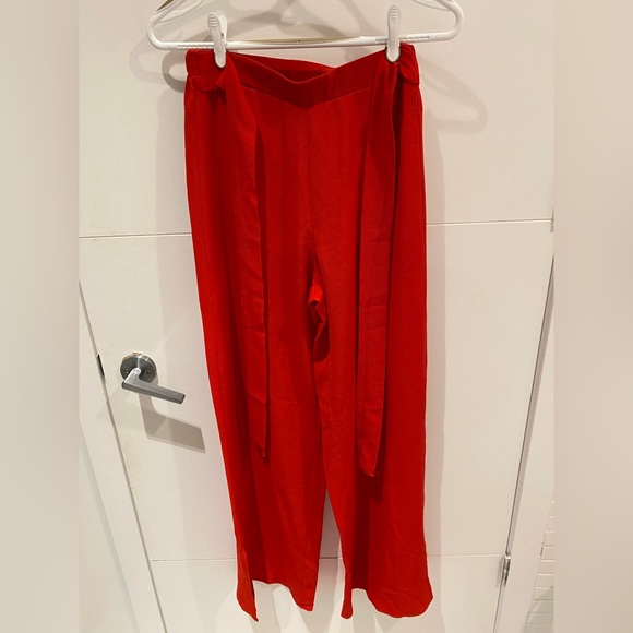 Small red flowy pants with bottom slit - Picture 1 of 3